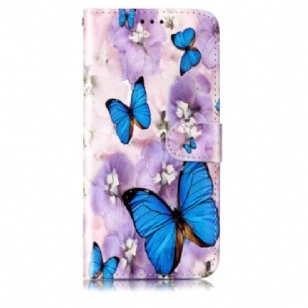 Housse Samsung Galaxy S24 Plus 5G Papillons Bleus et Fleurs Violettes à Lanière