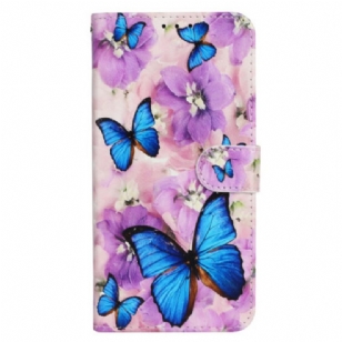 Housse iPhone 16 Pro Max Papillons et Fleurs Pourpres à Lanière